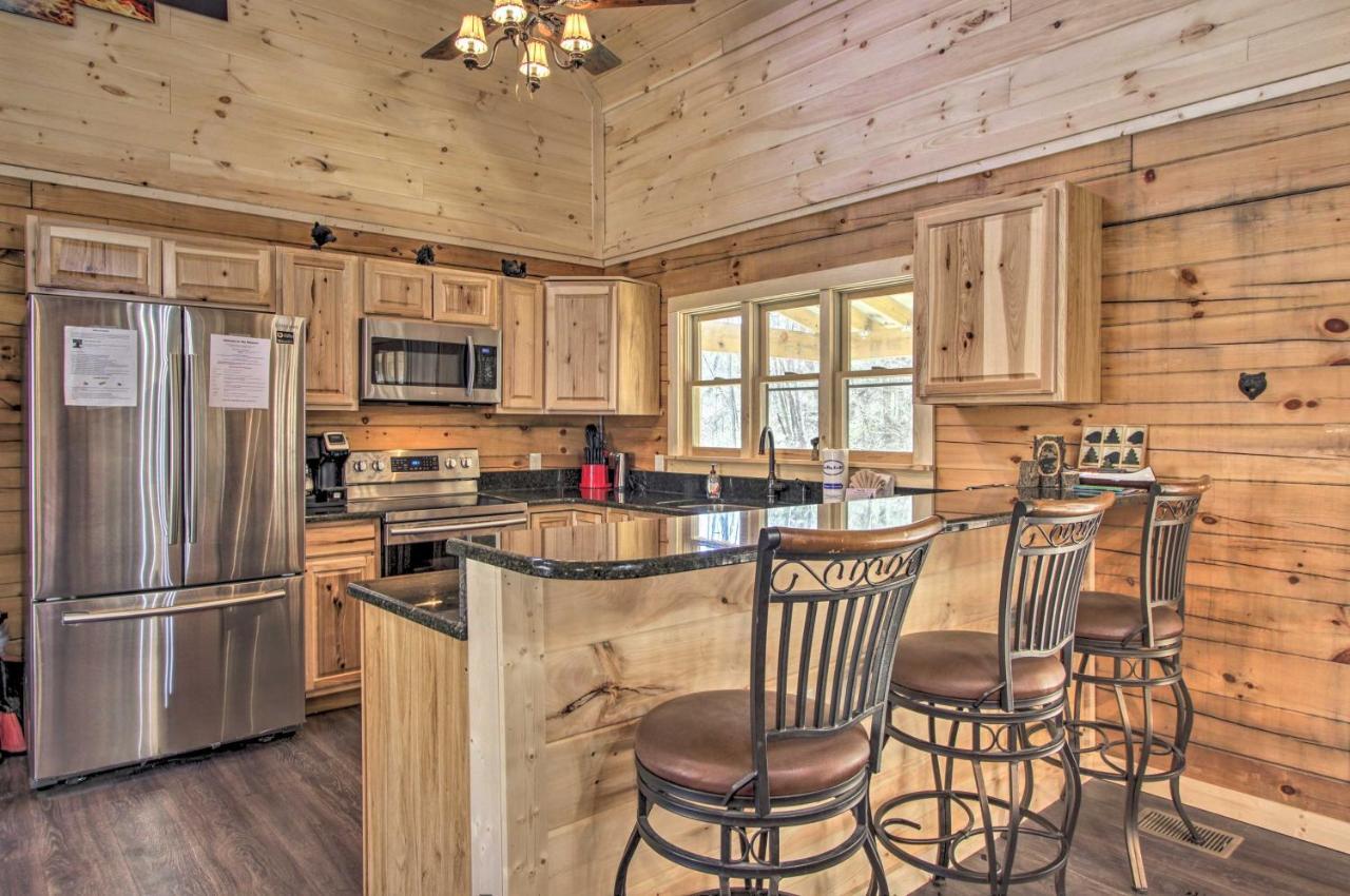 The Phoenix Cabin With Hot Tub In Gatlinburg! Экстерьер фото