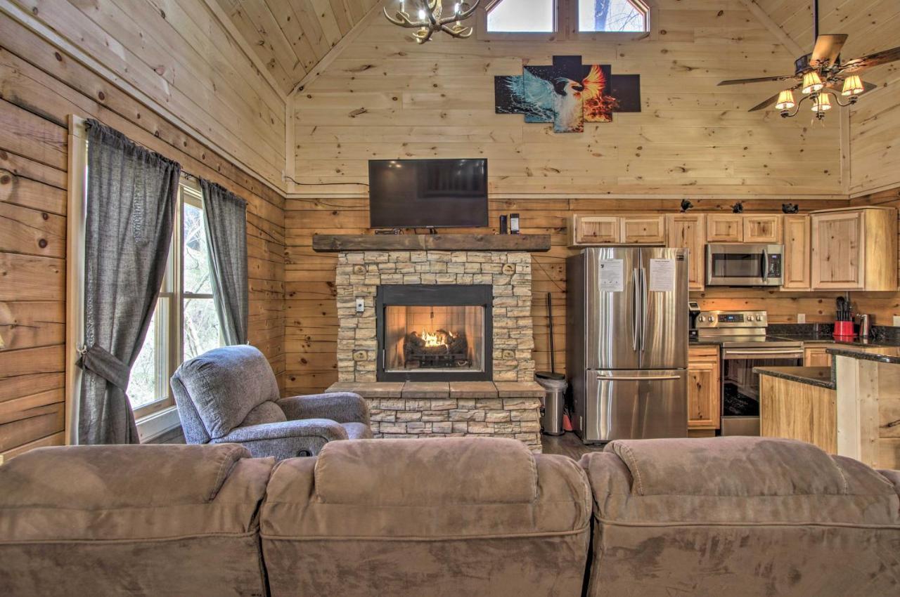 The Phoenix Cabin With Hot Tub In Gatlinburg! Экстерьер фото