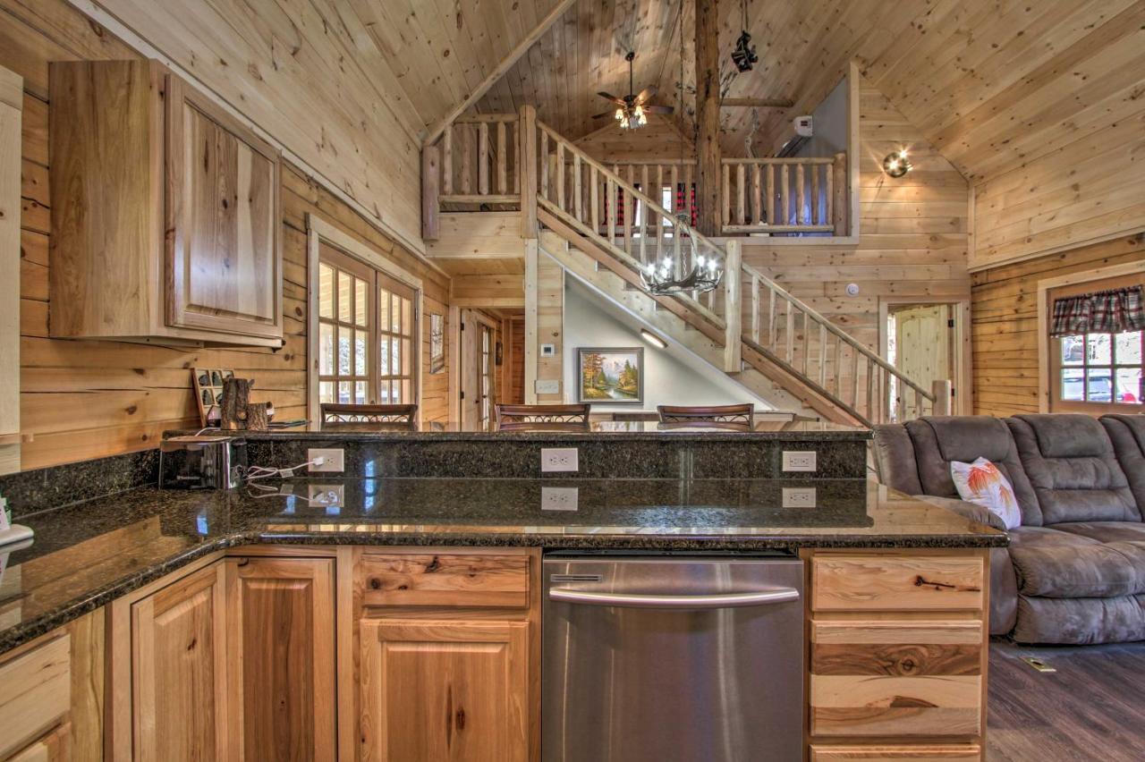 The Phoenix Cabin With Hot Tub In Gatlinburg! Экстерьер фото