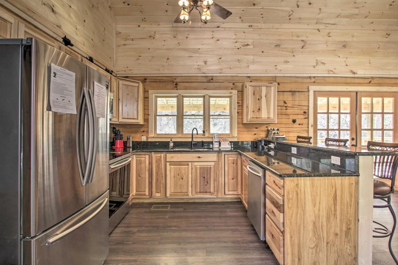The Phoenix Cabin With Hot Tub In Gatlinburg! Экстерьер фото