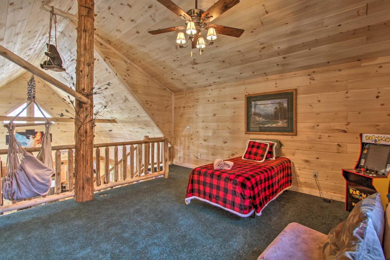The Phoenix Cabin With Hot Tub In Gatlinburg! Экстерьер фото